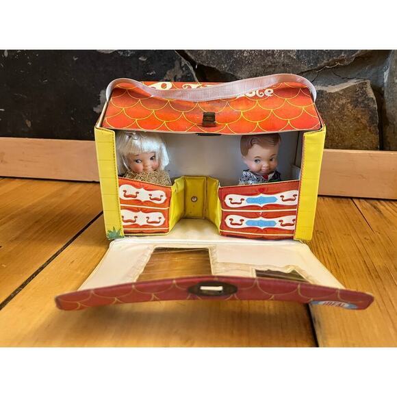 VTG 1966 Ideal Peewee doll tote house w/ 2 Uneeda Peewee dolls. Girl & Boy - Picture 2 of 10